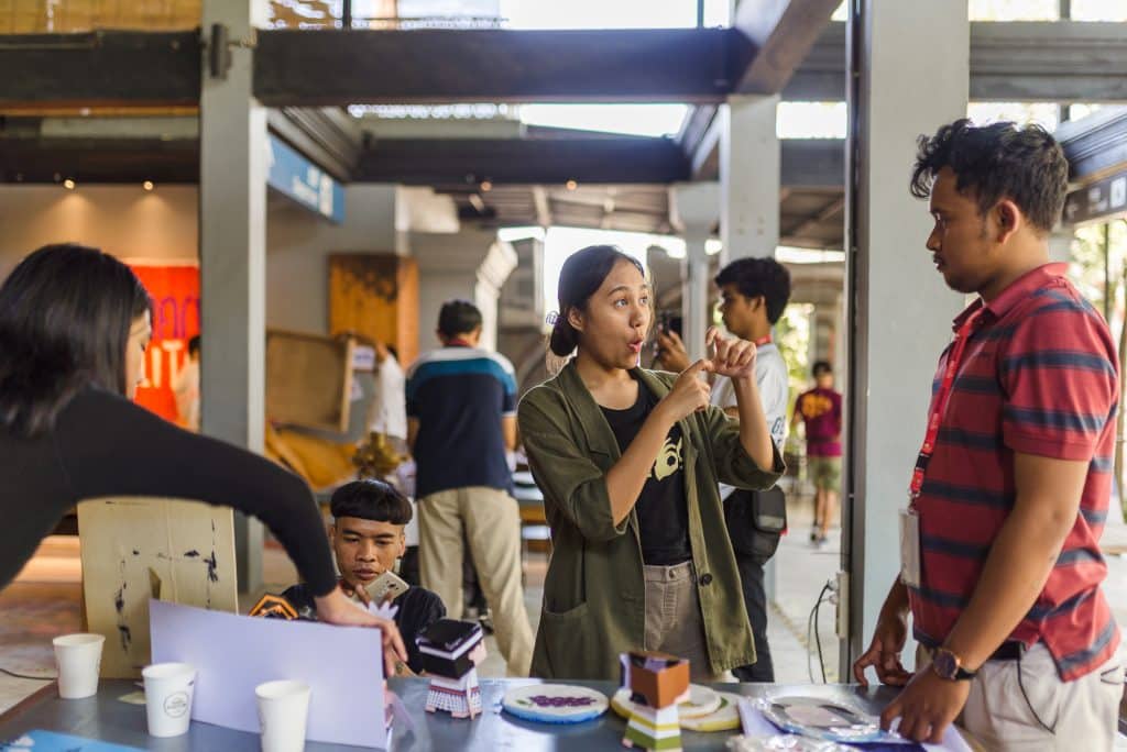 Zakka, salah satu peserta Tuli yang sedang ikut kegiatan presentasi ide kreatif dalam program Gerakan Kreabilitas